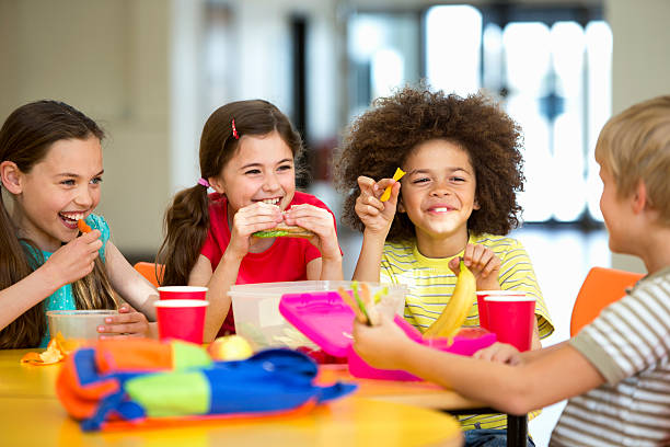 تنقلات و غذاهای آماده در مدارس، مصرف سدیم در کودکان را بالا می‌برد.